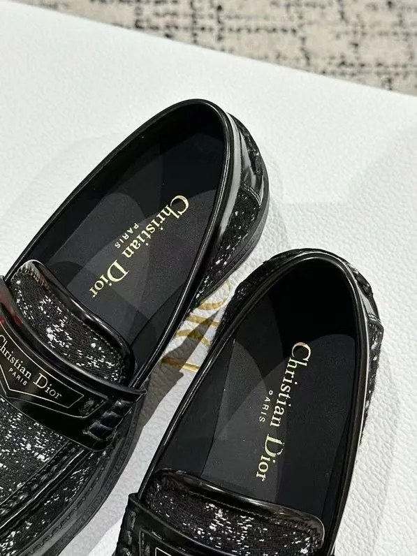 👟👟Ex-factory price 680👟👟 Dior 25/spring and summer new ultra-light loafers, new large soles and thick soles, the layout strives to create fashionable classic items, new products created at the first major show of Paris Fashion Week, the inspiration is cleverly combined with the perfect shoe shape by the D chief designer. Matched with brand buckles, it is more fashionable! Original version, perfect and exquisite workmanship!  ✔️Upper: imported open-edge beaded cowhide ✔️Inner lining: water-dyed cowhide ✔️Sole: IP foam outsole ✔️Size: #35-41 (40 41 customized items are not returnable)